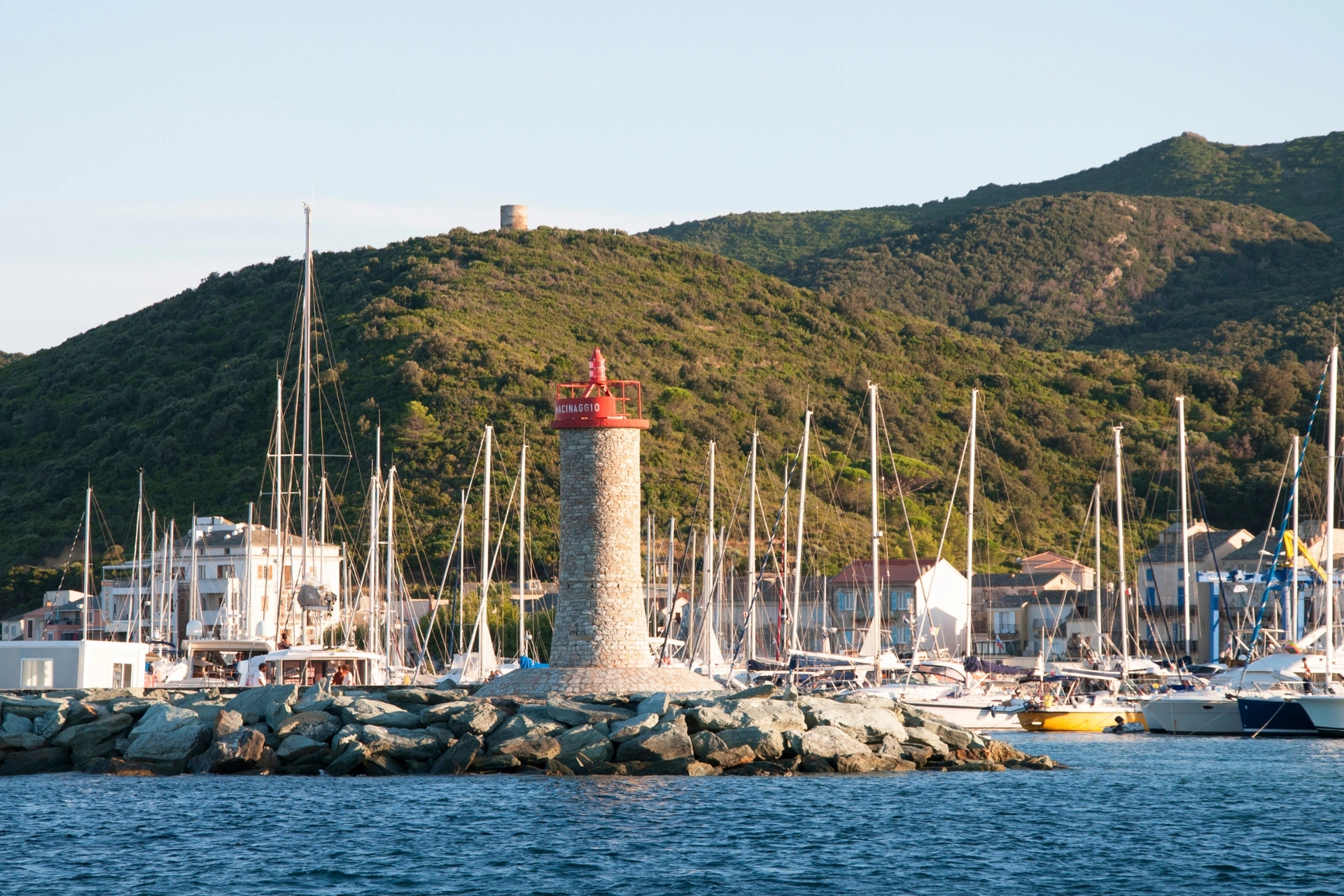 Le phare de Macinaggio depuis l'hôtel le Tomino dans le Cap Corse