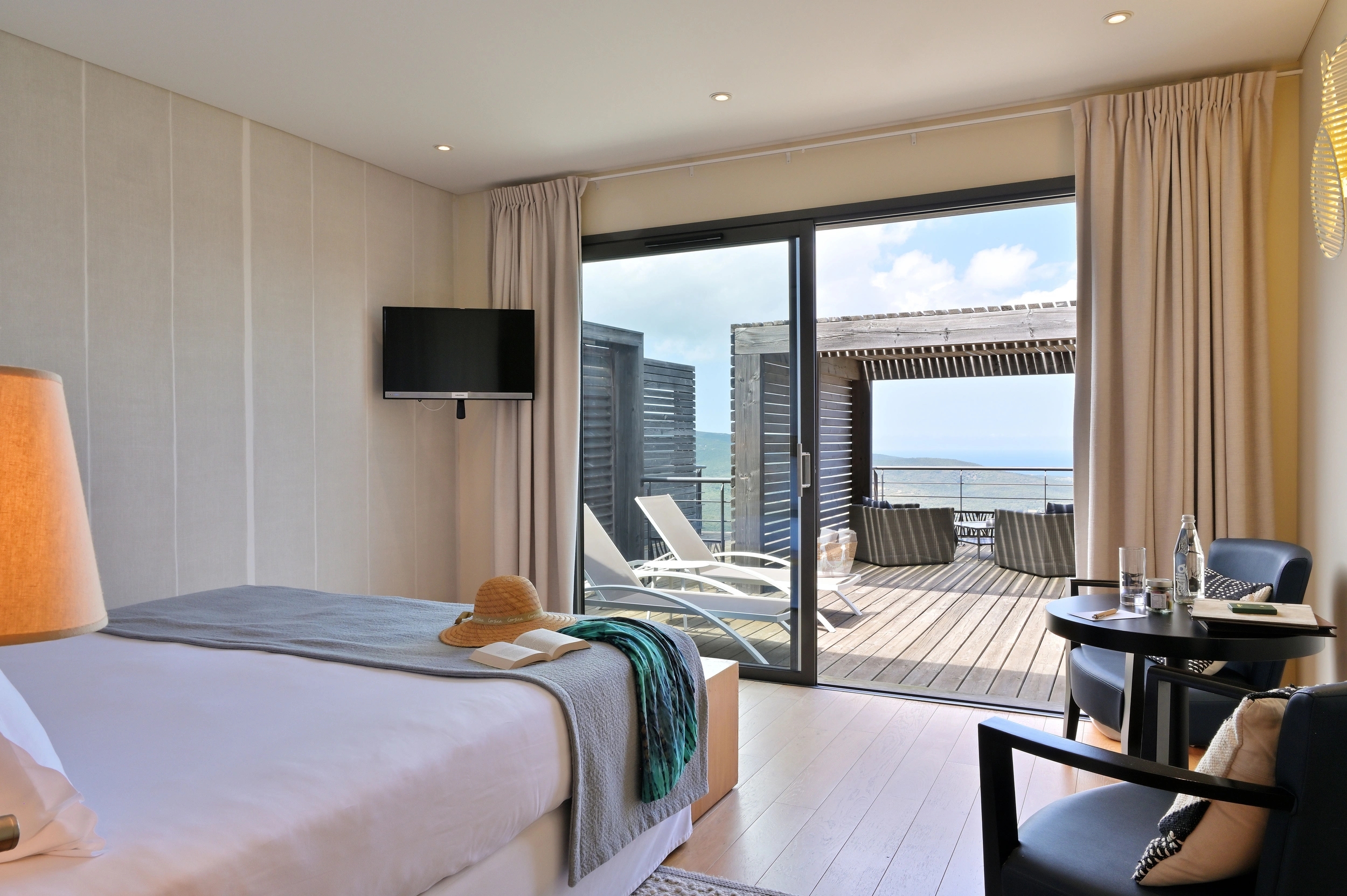 Les chambres avec vue de l'hôtel 4 étoiles à Tomino