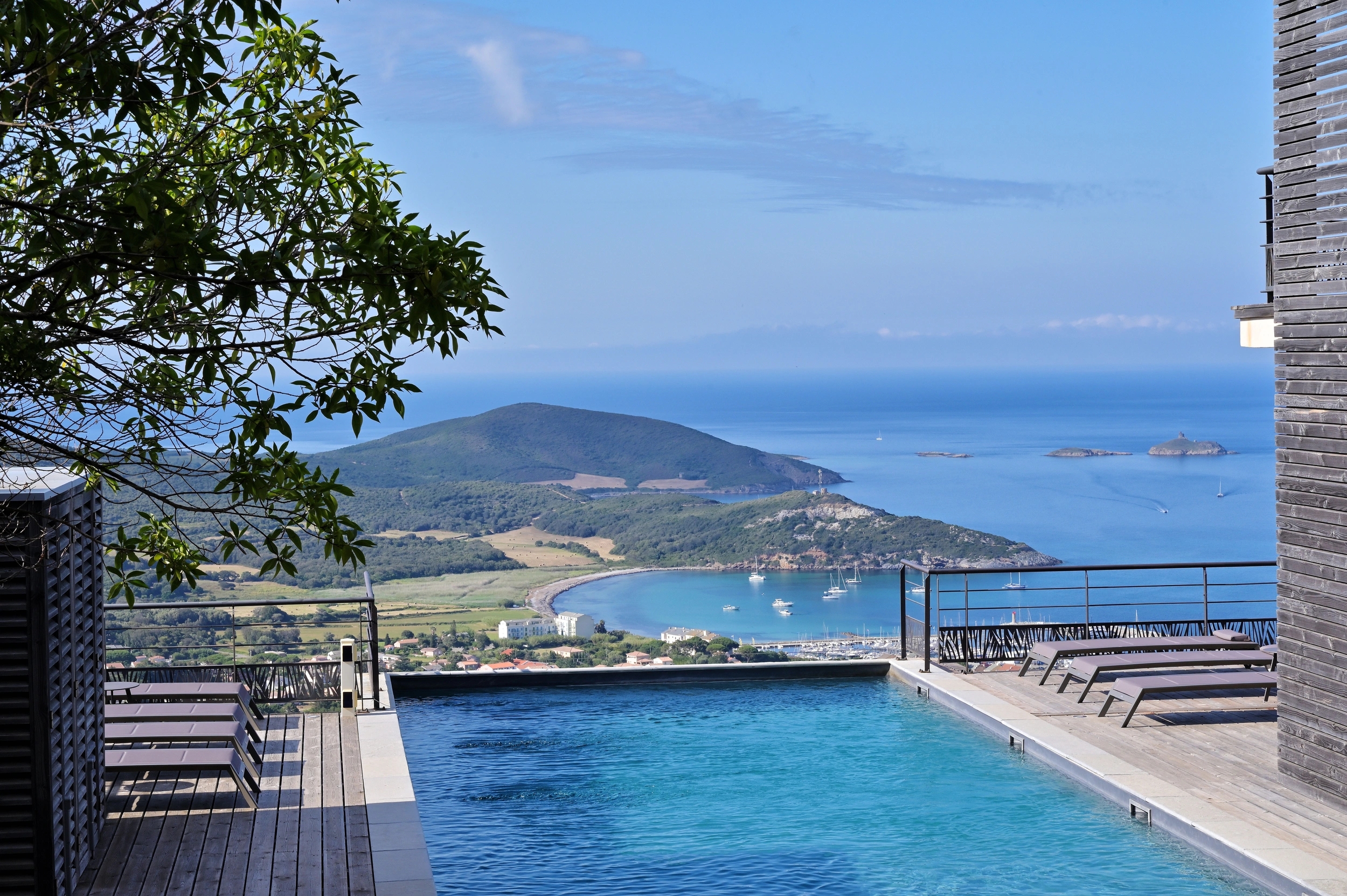 la vue de l'hôtel 4 étoiles à tomino